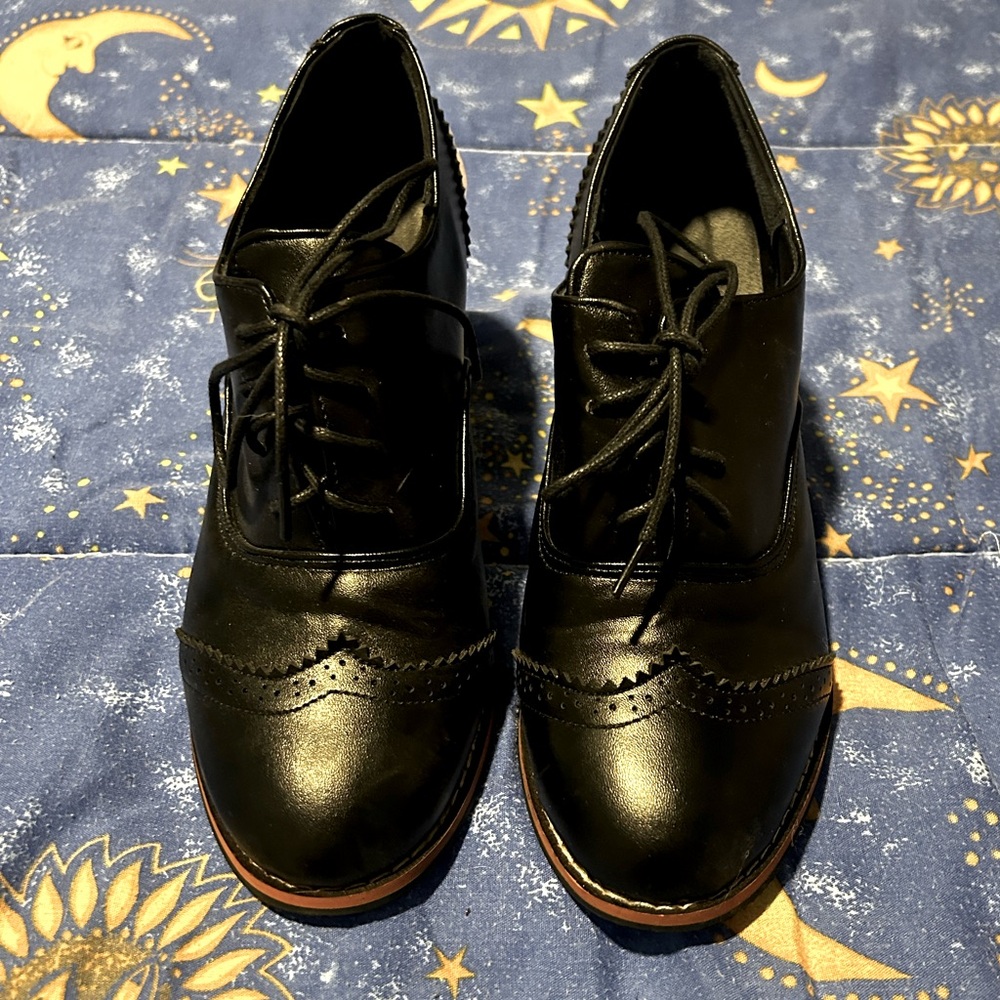 Women’s Oxford Heels - Picture 1 of 4